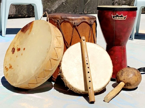 una colección de varios tambores